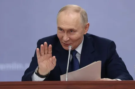 Vladimir Putin discutând despre propunerea Consiliului pentru Pace.