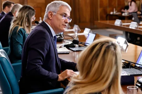 Dragoș Pîslaru discutând despre Legea salarizării în cadrul unei întâlniri.