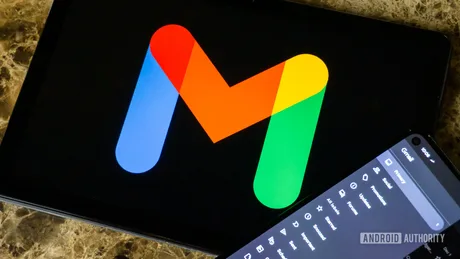 Logo-ul Gmail pe un ecran, evidențiind funcțiile AI recente.
