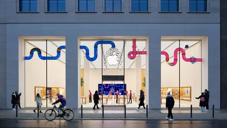 Magazin Apple cu clienți și decor modern, pregătit pentru lansări.