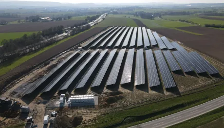 Panouri solare amplasate pe un teren agricol, captând energia soarelui.
