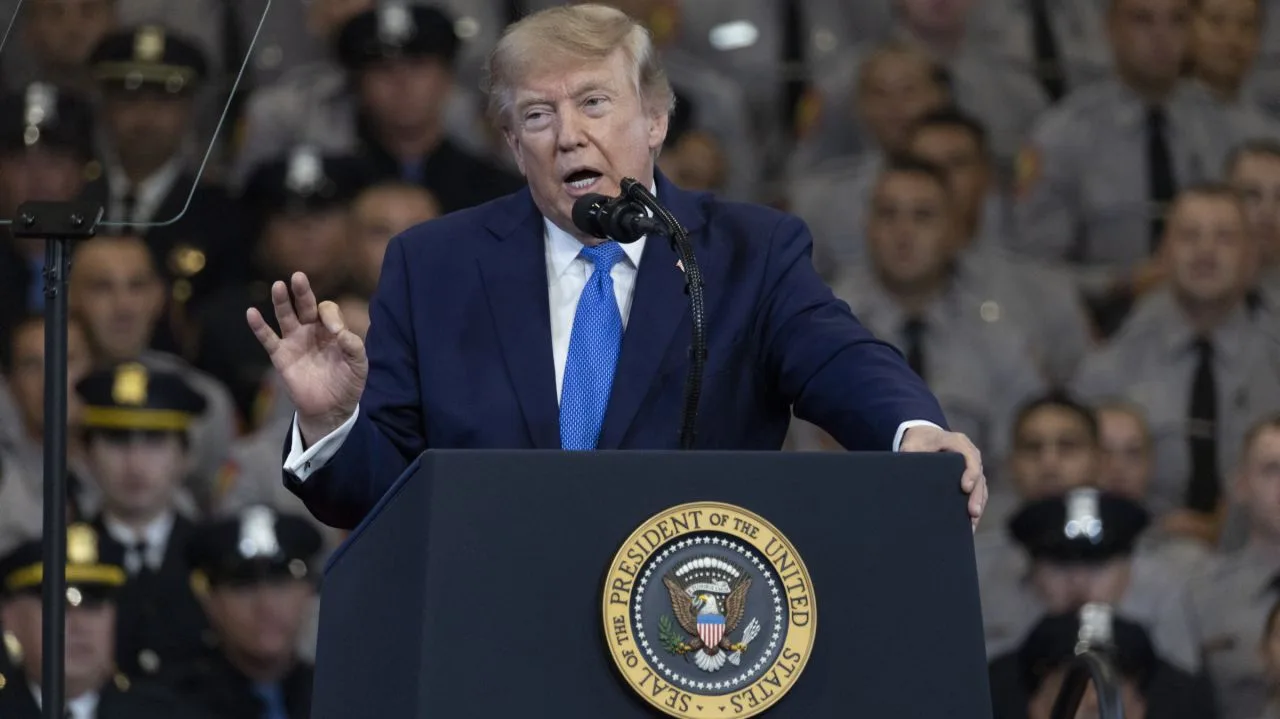 Donald Trump discutând despre controlul Strâmtorii Ormuz în contextul conflictului cu Iranul.