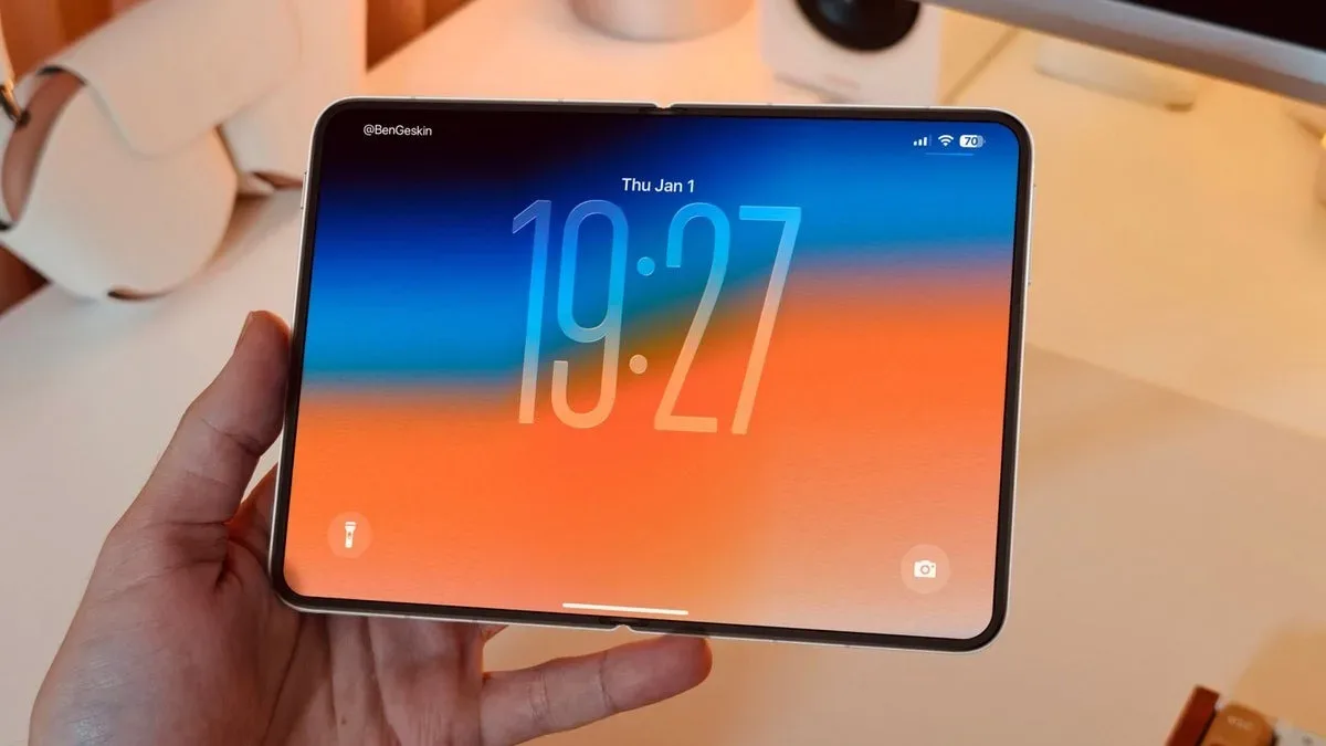 Dispozitiv pliabil Apple cu design compact și ecran lat pentru productivitate.
