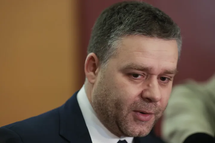 Adrian Veștea discutând despre desemnarea sa ca premier.