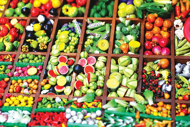 Legume variate expuse pe un raft, evidențiind diversitatea produselor proaspete.