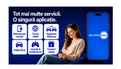 Utilizator fericit interacționând cu aplicația SelfPay Now pe telefon.