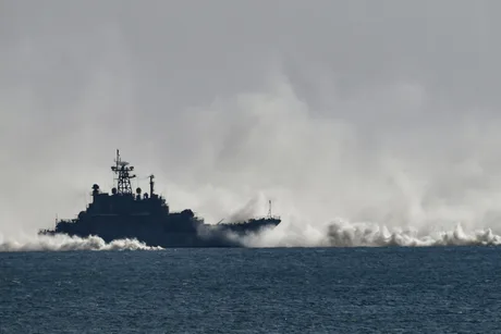Nava militară în acțiune pe Marea Neagră, în mijlocul fumului.