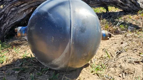 Șase sfere metalice găsite pe plajă, investigate de autorități pentru riscuri chimice.