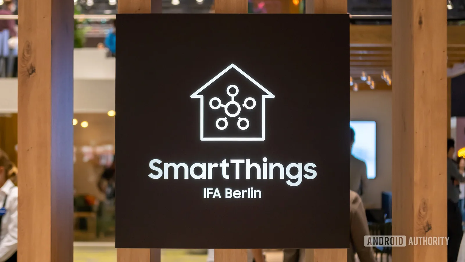 Logo SmartThings expus la un eveniment de tehnologie.