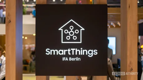 Logo SmartThings expus la un eveniment de tehnologie.