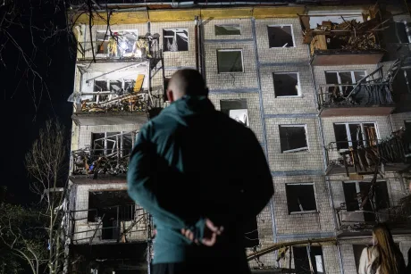 Clădire distrusă în urma atacului cu rachete balistice în Kiev.