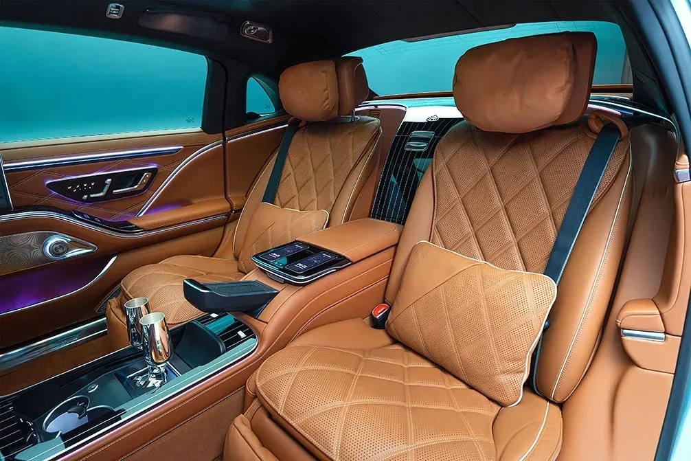 Interior elegant al unui automobil de lux, cu tapițerie din piele maro.