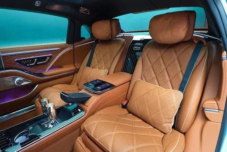 Interior elegant al unui automobil de lux, cu tapițerie din piele maro.