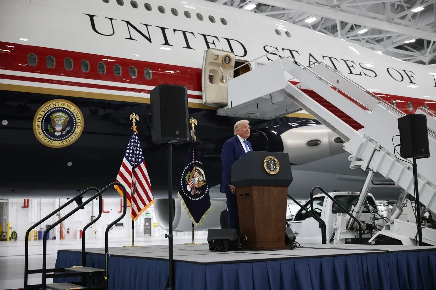 Boeing 747 donat de Qatar, noul Air Force One, prezentat în culorile naționale.