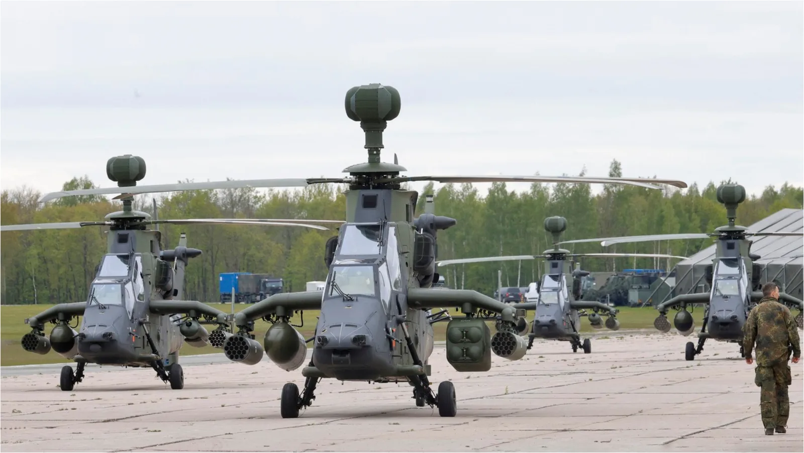 Helicoptere militare pregătite pentru misiuni în apropierea bazelor NATO.