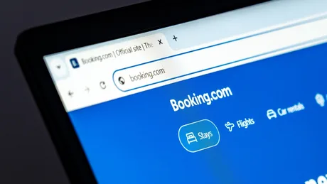 Pagina principală a site-ului Booking.com, cu opțiuni de căutare pentru cazare.