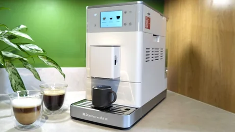 Espressor automat KitchenAid KF4, ideal pentru cafea și spumă de lapte.