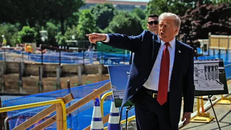 Donald Trump discutând despre lucrările de construcție la Casa Albă.