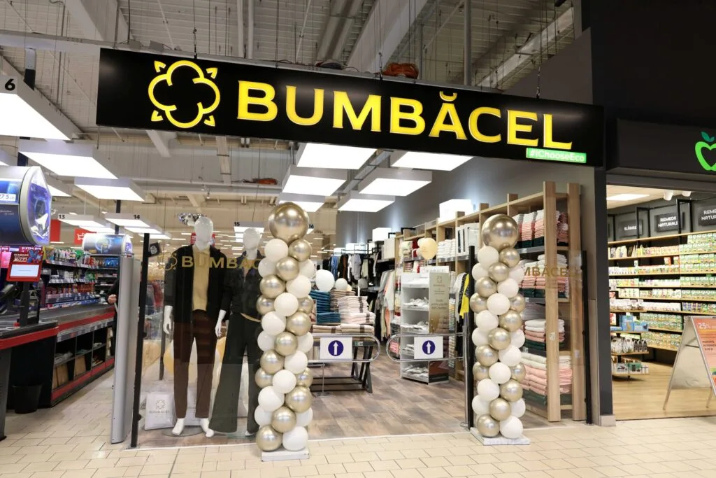 Intrarea în magazinul Bumbăcel din Kaufland Iași, decorată cu baloane.