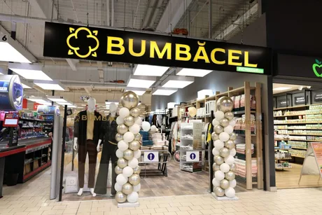 Intrarea în magazinul Bumbăcel din Kaufland Iași, decorată cu baloane.