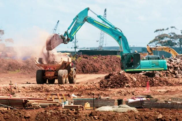 Activitate intensă pe un șantier de construcții din România.