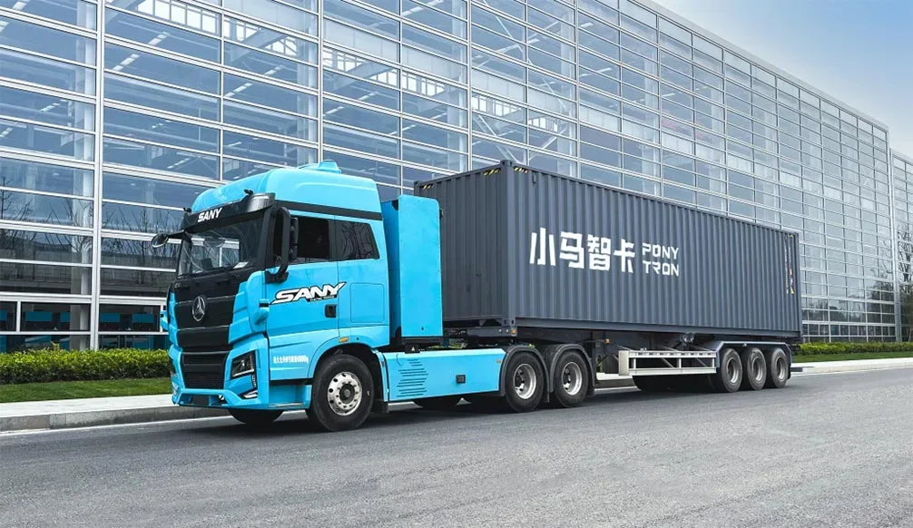 Camion Sany cu container, pregătit pentru transport eficient.