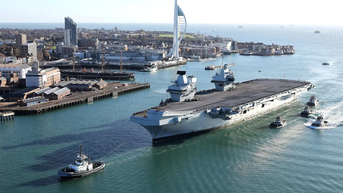 Portavionul HMS Prince of Wales navigând în apele britanice.