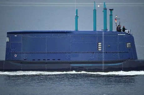 Submarin din clasa 212CD navigând pe apă, simbol al reînarmării navale.