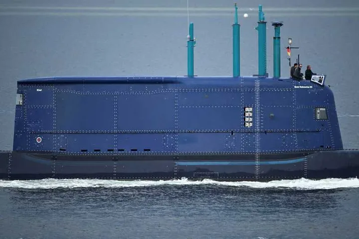 Submarin din clasa 212CD navigând pe apă, simbol al reînarmării navale.