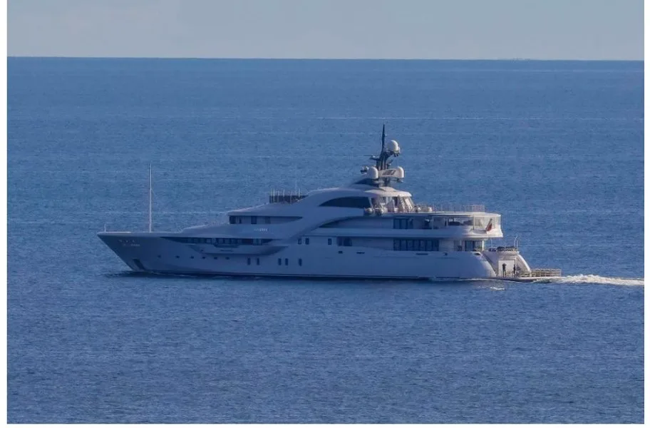 Iahtul Graceful navighează în apropierea insulei Anholt, înconjurat de nave militare.