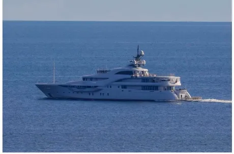 Iahtul Graceful navighează în apropierea insulei Anholt, înconjurat de nave militare.