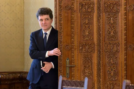 Ciprian Ciucu discută despre opțiuni guvernamentale în contextul blocajului politic.