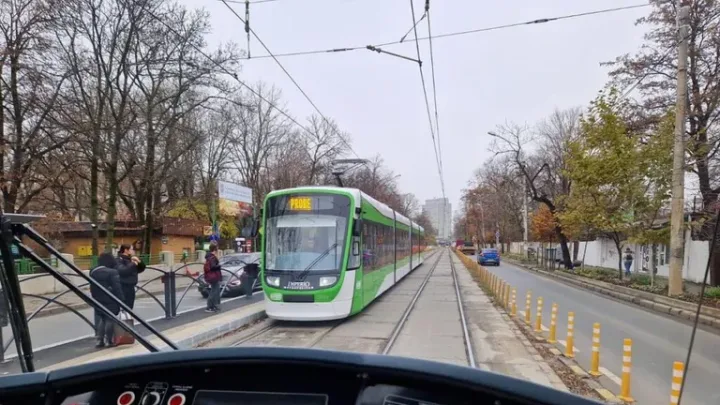 Tramvai modern pe linia 41 în București, pe stradă.