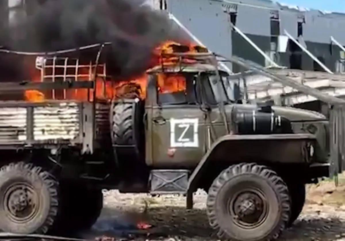 Camion în flăcări, simbolizând atacurile asupra logisticii rusești în Ucraina.
