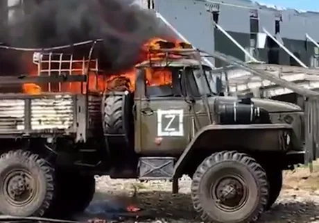 Camion în flăcări, simbolizând atacurile asupra logisticii rusești în Ucraina.