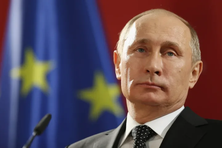 Vladimir Putin în fața steagului Uniunii Europene, reflectând asupra sancțiunilor.