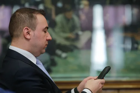 Bogdan Ivan discutând despre proiecte de energie și contoare inteligente.
