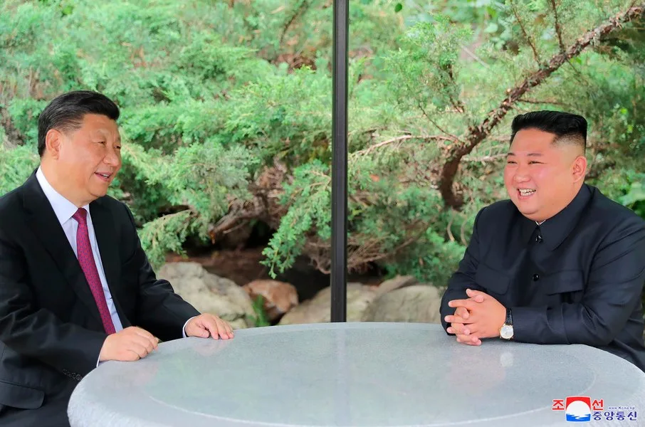 Xi Jinping și Kim Jong-un discută despre cooperarea economică și turismul în Coreea de Nord.