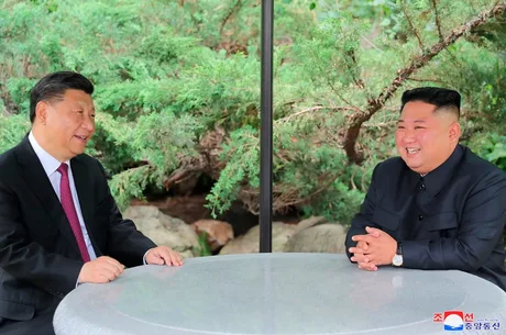 Xi Jinping și Kim Jong-un discută despre cooperarea economică și turismul în Coreea de Nord.