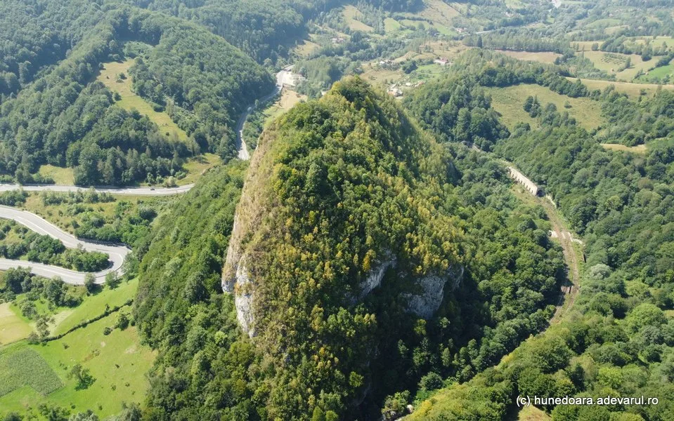 Cetatea dacică Bănița, un loc istoric accesibil din 2026, înconjurat de natură.
