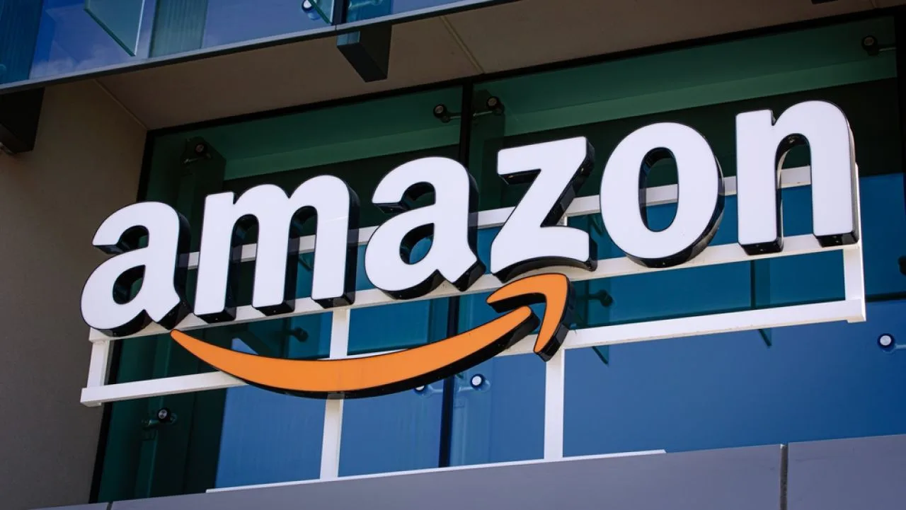 Logo-ul Amazon pe o clădire modernă, simbol al comerțului online.