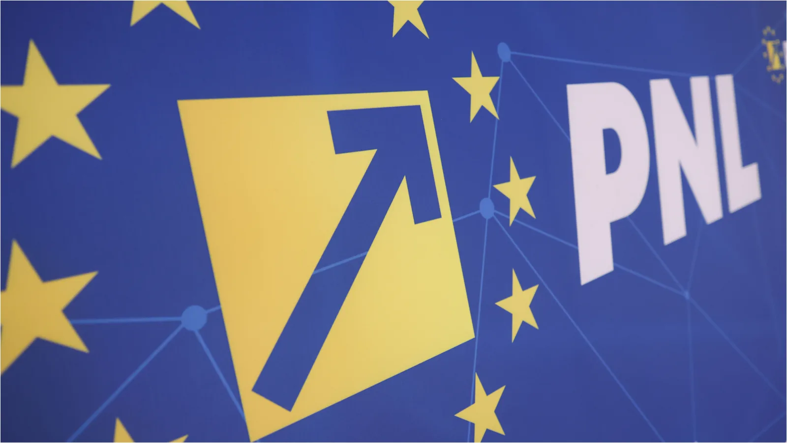 Logo-ul PNL pe fundal albastru cu stele galbene și alb.
