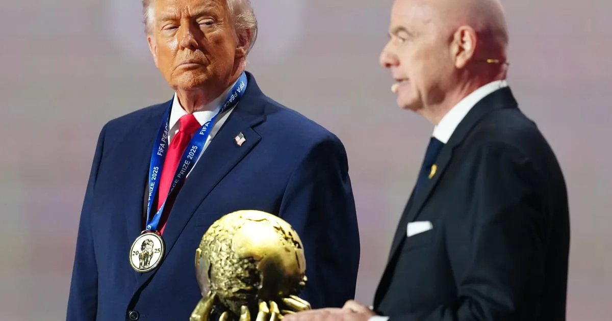 Gianni Infantino îi înmânează un premiu lui Donald Trump pe scenă.