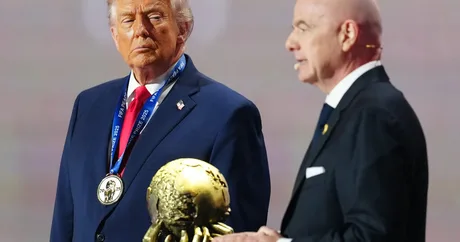 Gianni Infantino îi înmânează un premiu lui Donald Trump pe scenă.