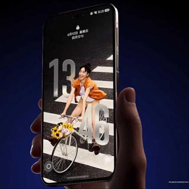 Ecran de blocare cu efect 3D și design modern pe un smartphone Huawei.