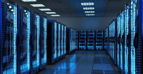 Spațiu modern dedicat tehnologiei inteligenței artificiale, cu echipamente avansate.