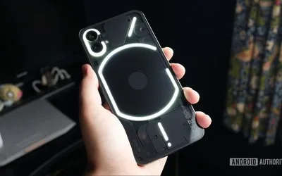 Telefonul Nothing Phone 1 cu design transparent și lumini distinctive.