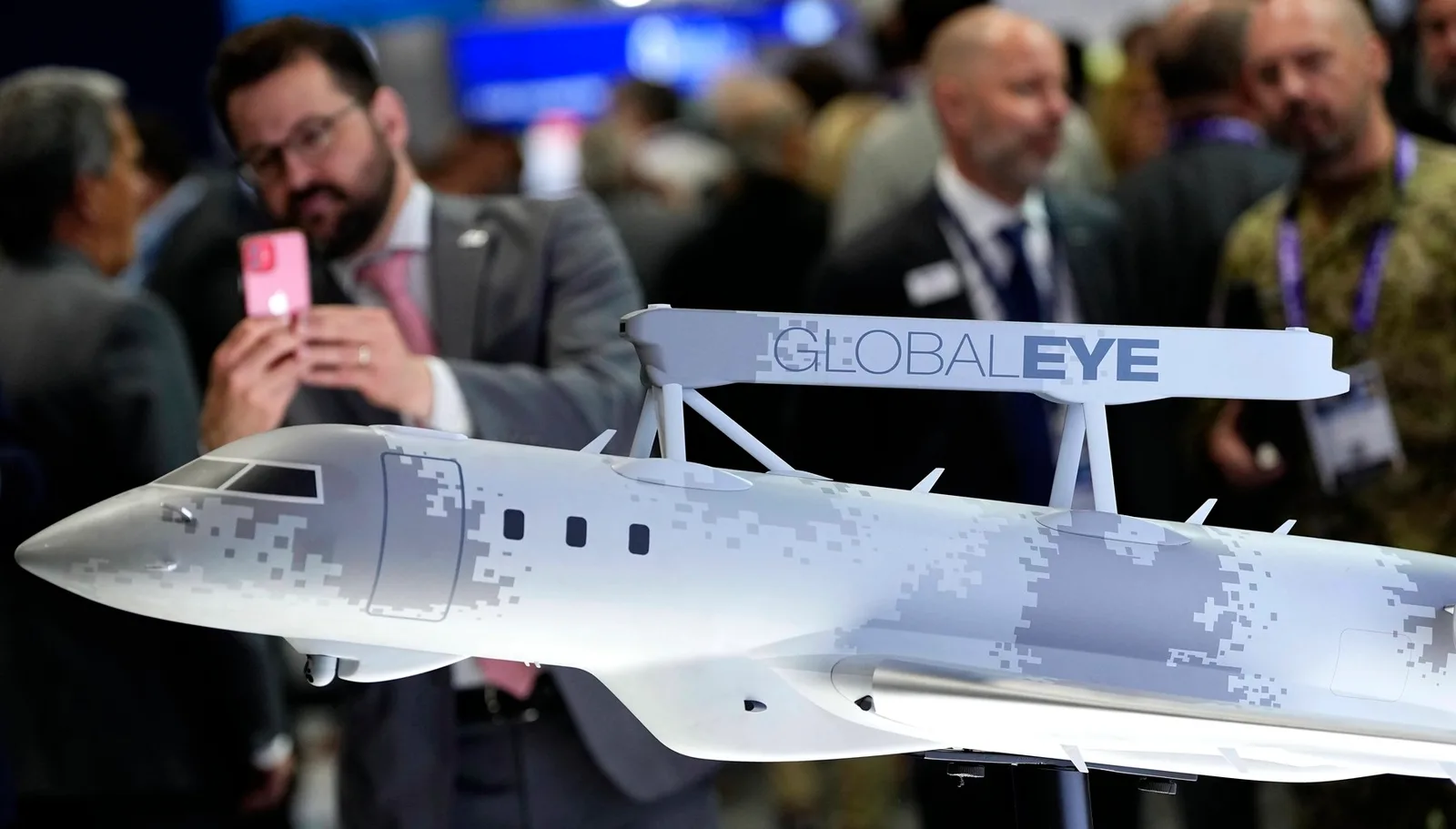 Model al aeronavei Saab GlobalEye expus la un forum de apărare.