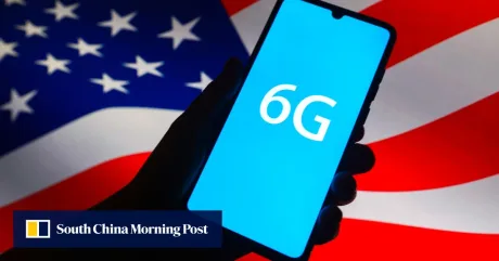 Un telefon mobil cu inscripția 6G pe fundalul steagului american.