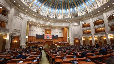 Sesiune parlamentară cu mulți deputați în sala de ședințe.
